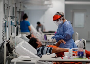 Analizan cobrar los servicios de salud pública a los extranjeros