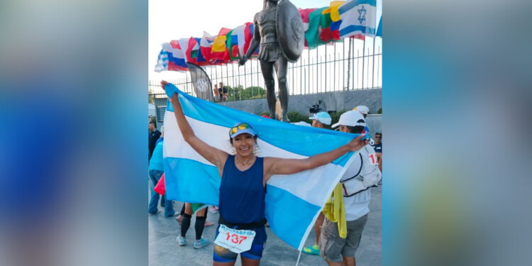 MISIÓN CUMPLIDA. La misionera, a los pies de la estatua del rey Leónidas.