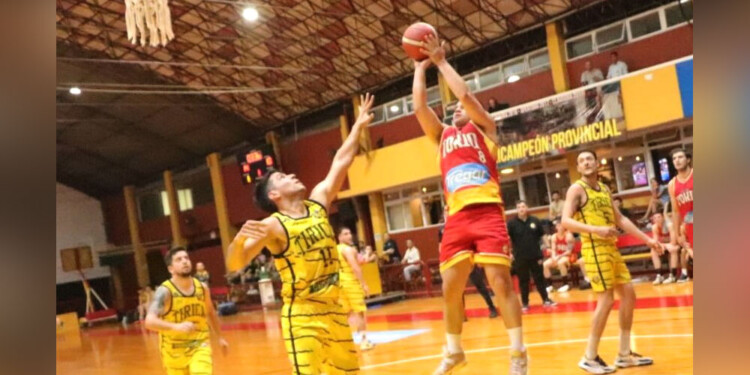 PEGÓ EN CASA. El Oriental sacó ventaja en la llave ante Tirica de Eldorado.