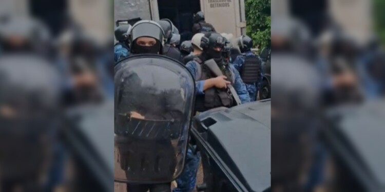 El momento en el que se llevaban a los siete agentes detenidos en la Comisaría Segunda a su nuevo destino. En aquel momento, el octavo detenido, Ramón Amarilla, ya estaba en Cerro Azul.