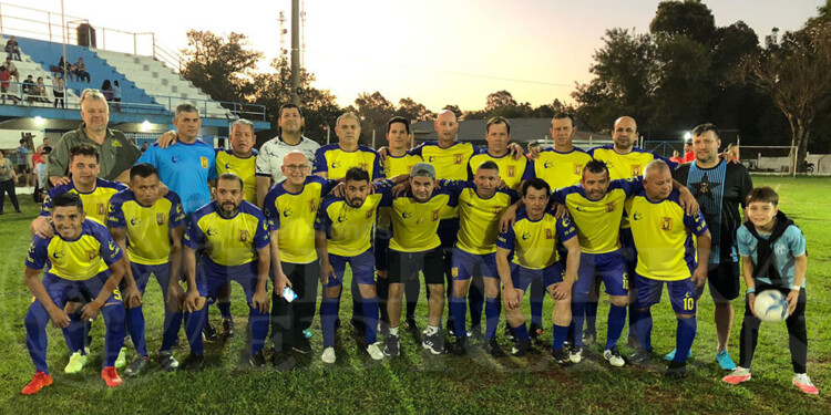 EQUIPAZO. El recordado equipo de la Unión de Clubes volvió a salir a la cancha de Sportivo, veinte años después.