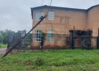 El drama de un posadeño que vive entre cables por un poste caído sobre su vivienda