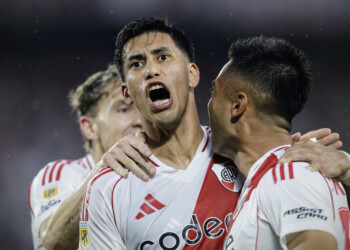 River goleó a Barracas y se acercó a los líderes de la Liga Profesional