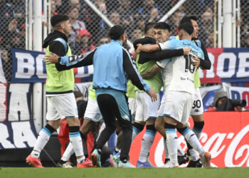 Racing logró un triunfazo frente a San Lorenzo y no se baja de la pelea por el campeonato