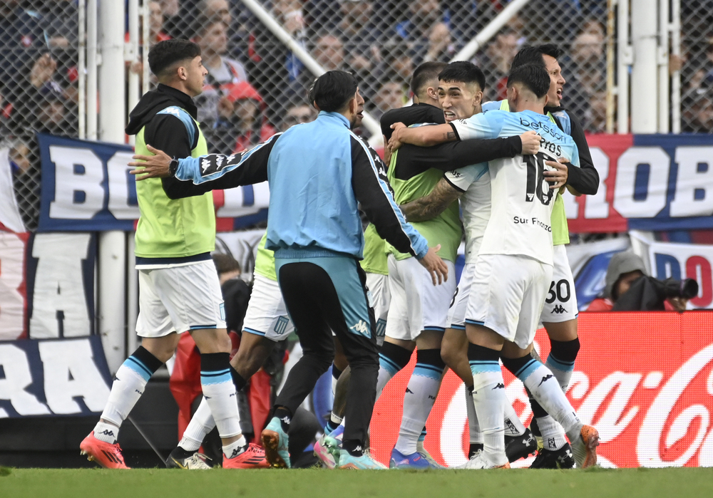 Racing logró un triunfazo frente a San Lorenzo y no se baja de la pelea ...
