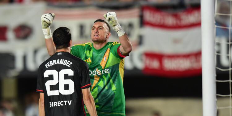 Franco Armani e Ignacio Fernandez. LA PLATA, ARGENTINA - Noviembre 29, 2024: Escenas del partido de la fecha 25 de la Copa de La Liga entre Estudiantes de La Plata y River Plate en el Estadio UNO Jorge Luis Hirschi en La Plata, Argentina.(Foto: Ignacio Amiconi/Fotobaires).