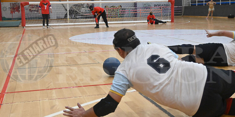 EN PLENO JUEGO. Las Águilas (de rojo) ya jugaron la pelota que quedará en manos del equipo Los Tigres (de blanco).