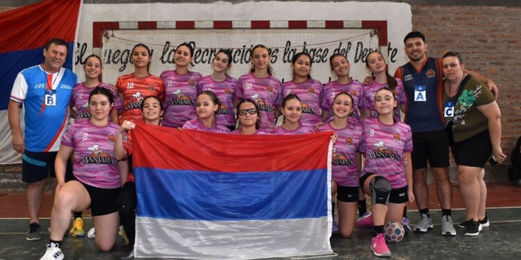 ALTO RENDIMIENTO. El equipo femenino de la Asociación de Empleados Municipales de Oberá fue subcampeón.