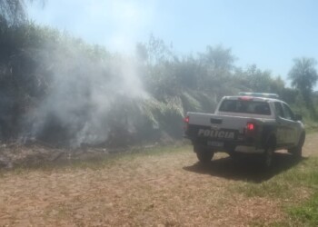 Bomberos controlaron incendio de malezas frente al albergue de la UNaM