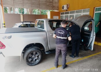 Detienen en Posadas a pareja prófuga con una camioneta robada y elementos para estafas