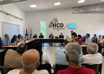 Cruce de empleados municipales con ediles renovadores por el aumento de las dietas