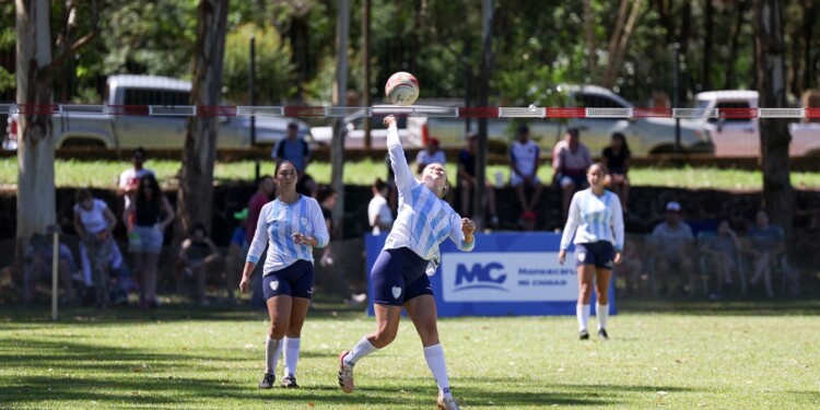 MISIONERA EN ACCIÓN. Florencia Kimmich, en el duelo ante Nueva Zelanda.