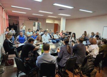 Gobierno y Mesa de Diálogo firmaron suba salarial y se reencontrarán el 3 de enero