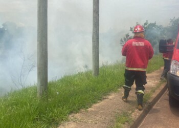 Bomberos controlaron incendio de malezas en el acceso a Garupá