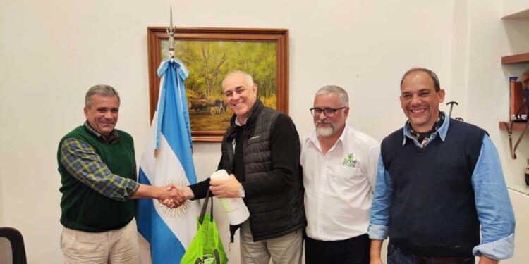 Nelson Dalcolmo, Claudio Marcelo Hacklander y Jonas Petterso; juntos al exsecretario de agricultura, Delfo Buchaillot