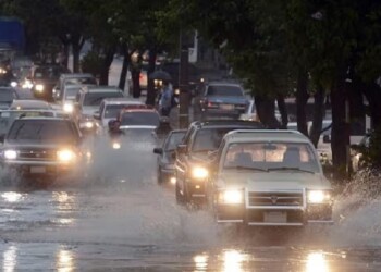 La lluvia inundó por completo la zona de un shopping en Asunción