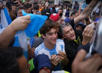 Colapinto: “Perdón por toda la demora espero que no se hayan mojado mucho”