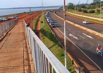 Es feriado y muchos aprovechan para hacer compras en Encarnación: ¿Cómo está el tránsito para cruzar?
