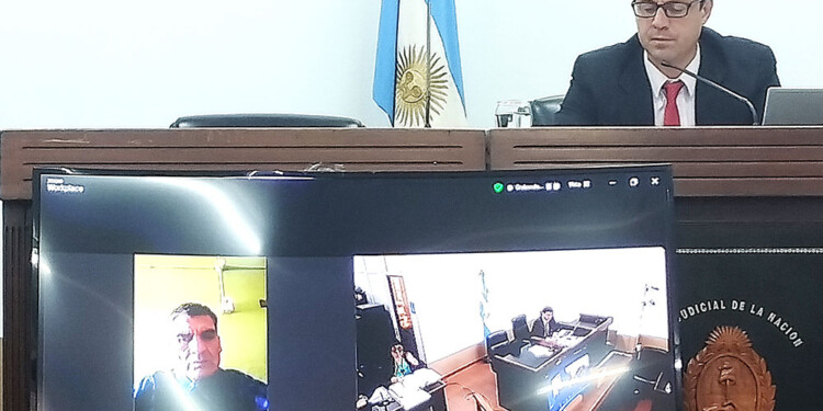 VÍA REMOTA. En la pantalla Federico Villalba escucha la lectura de la sentencia condenatoria del juez Fabián Cardozo.