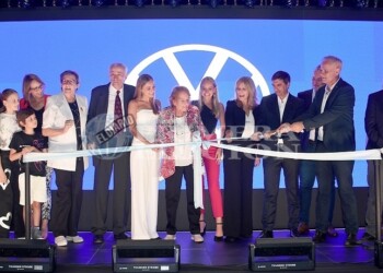 Lowe SA inauguró un nuevo e imponente local como concesionario oficial VW
