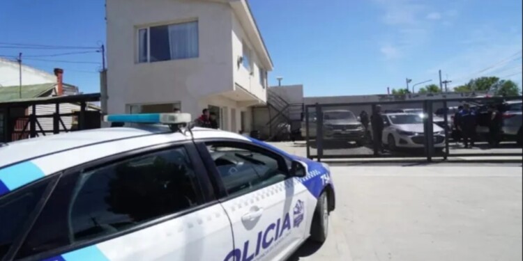 ALLANAMIENTOS. La policía aún busca parte de los dólares y joyas que entregó la víctima como rescate de su hijo.