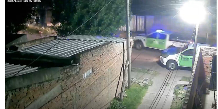 CAPTADO EN FLAGRANCIA. Uno de los dos patrulleros de la Policía de Corrientes chocó cuatro veces a Andrés Bartlet.