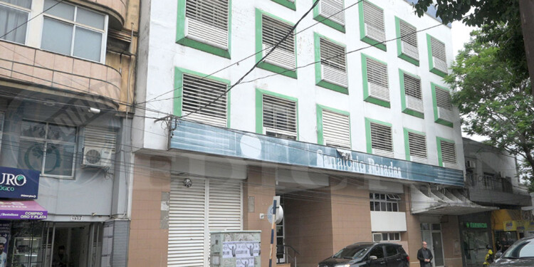 INCERTIDUMBRE. Son alrededor de 100 los trabajadores del sanatorio Posadas que esperan saber su futuro