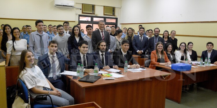 ESTUDIANTES COMO FISCALES Y DEFENSORES. La actividad correspondió a la cátedra de Derecho Procesal Penal de la UCSF.