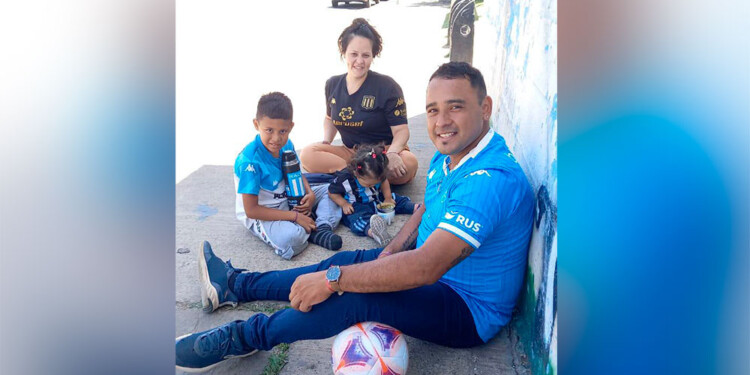 MÁS QUE HINCHA. Matías Salas con su “apoyo a la pasión” que es su familia.