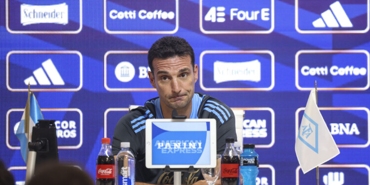 POLÉMICA. El
entrenador de la Selección
argentina, Lionel Scaloni,
aseguró que no debe volver a ocurrir por "el bien del fútbol argentino. Foto: @ARGENTINA