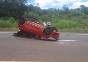 Despistó, chocó contra un muro y volcó en plena ruta nacional 12