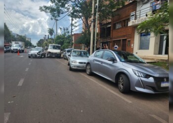 Un furgón colisionó con cuatro vehículos estacionados en Posadas: una persona resultó herida