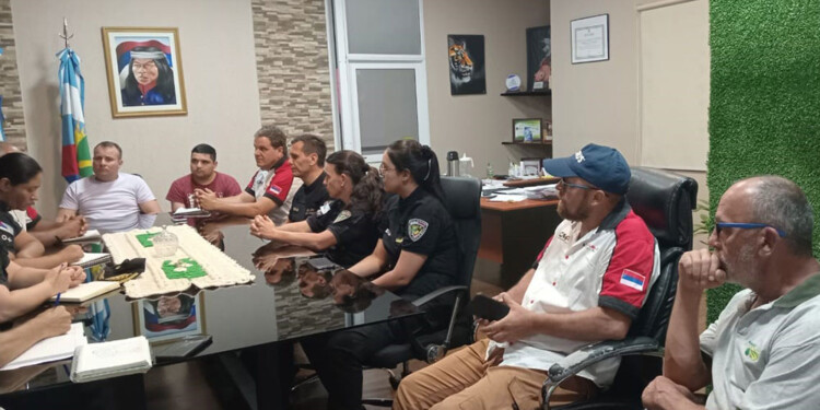 REUNIÓN. Dirigentes de la AMPyNaR, junto a funcionarios de Campo Viera y jefes policiales diagramaron el trabajo.