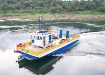 La balsa Rainha Irala, que unirá Puerto Libertad y Domingo Martínez de Irala, ya está en aguas del Paraná