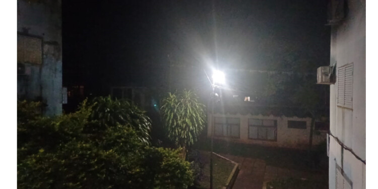 NO ALCANZA. Una farola del barrio y detrás la oscuridad en Las Heras y Acevedo.