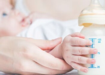 Hay demora en envío de la leche para bebés de mamás con VIH, pero no de retrovirales