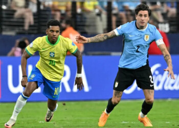 Brasil y Uruguay se enfrentan esta noche en un partidazo: hora, TV y formaciones
