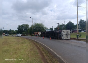 Impactante vuelco de un camión brasileño en el acceso a Puerto Iguazú