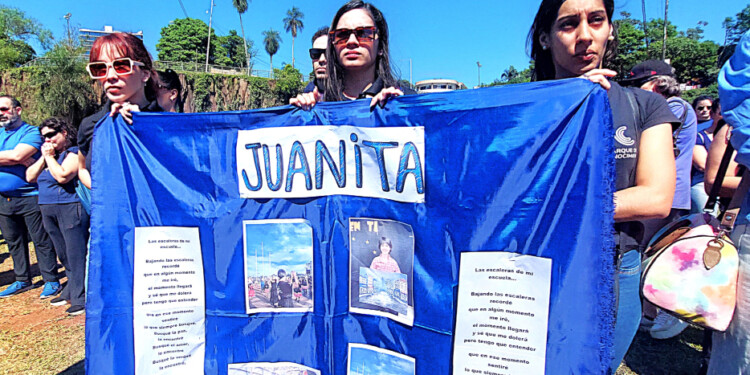 DOMINGO 13 DE OCTUBRE. La conmoción por lo sucedido a Juanita quedó registrada en su despedida en la costanera de Posadas.