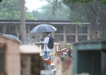 Posadas: a pesar de la lluvia cientos de personas se acercan al cementerio en el Día de los Fieles Difuntos