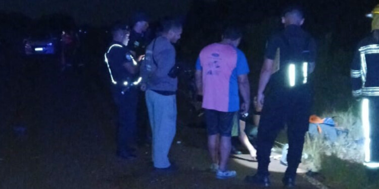 IMPACTO  MORTAL. Los peritos tras llegar al lugar del siniestro vial que le costó la vida a tres motociclistas.