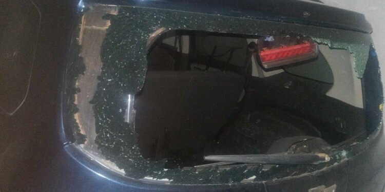 Así terminó el Chevrolet Spin de la víctima, tras un ataque a palazos y piedrazos a la madrugada.