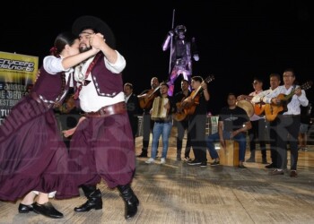 La noche posadeña se encendió con la música, el canto y el baile de sus artistas