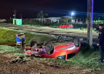 Un despiste en el acceso a Oberá terminó con un auto en una zanja