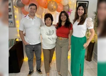 Madres que educan a sus hijos en el manejo de sus finanzas