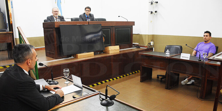 PROTAGONISTAS. Sentado de remera el acusado, arriba los jueces Manuel Moreira y Fabián Cardozo, atentos al fiscal Pablo Di Loreto.