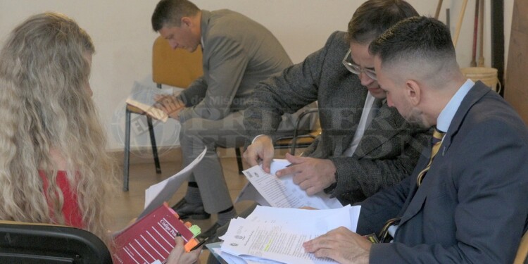 Aspirantes en pleno repaso de leyes y jurisprudencia antes de rendir el viernes pasado en Posadas. (Archivo)