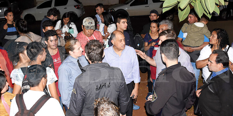 JUNIO DE 2019. En una plazoleta de la avenida Corrientes el exjefe de la UR-I, Sergio Viveros, asistió a las primeras víctimas del engaño.