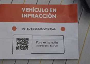 Alertan por hackeos con una falsa multa y un código QR que dejan en los autos