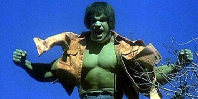 No, la frase no tiene nada que ver con Hulk, el personaje de Marvel